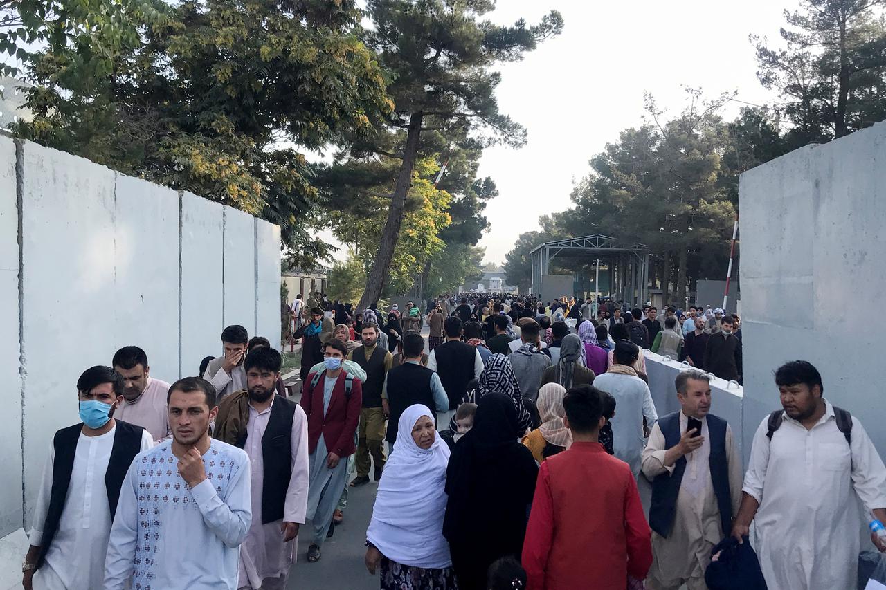 Građani pokušavaju ući u zračnu luku u Kabulu