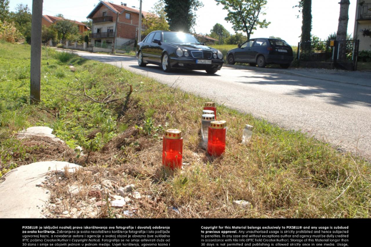 '16.08.2013. Strmec Stubicki - Mjesto na kojem su u jucerasnjoj teskoj prometnoj nesreci svoje zivote izgubili prijatelji Goran Sturlan i Elvis Novosel nakon sto su se sa svojim motociklom sudarili s 