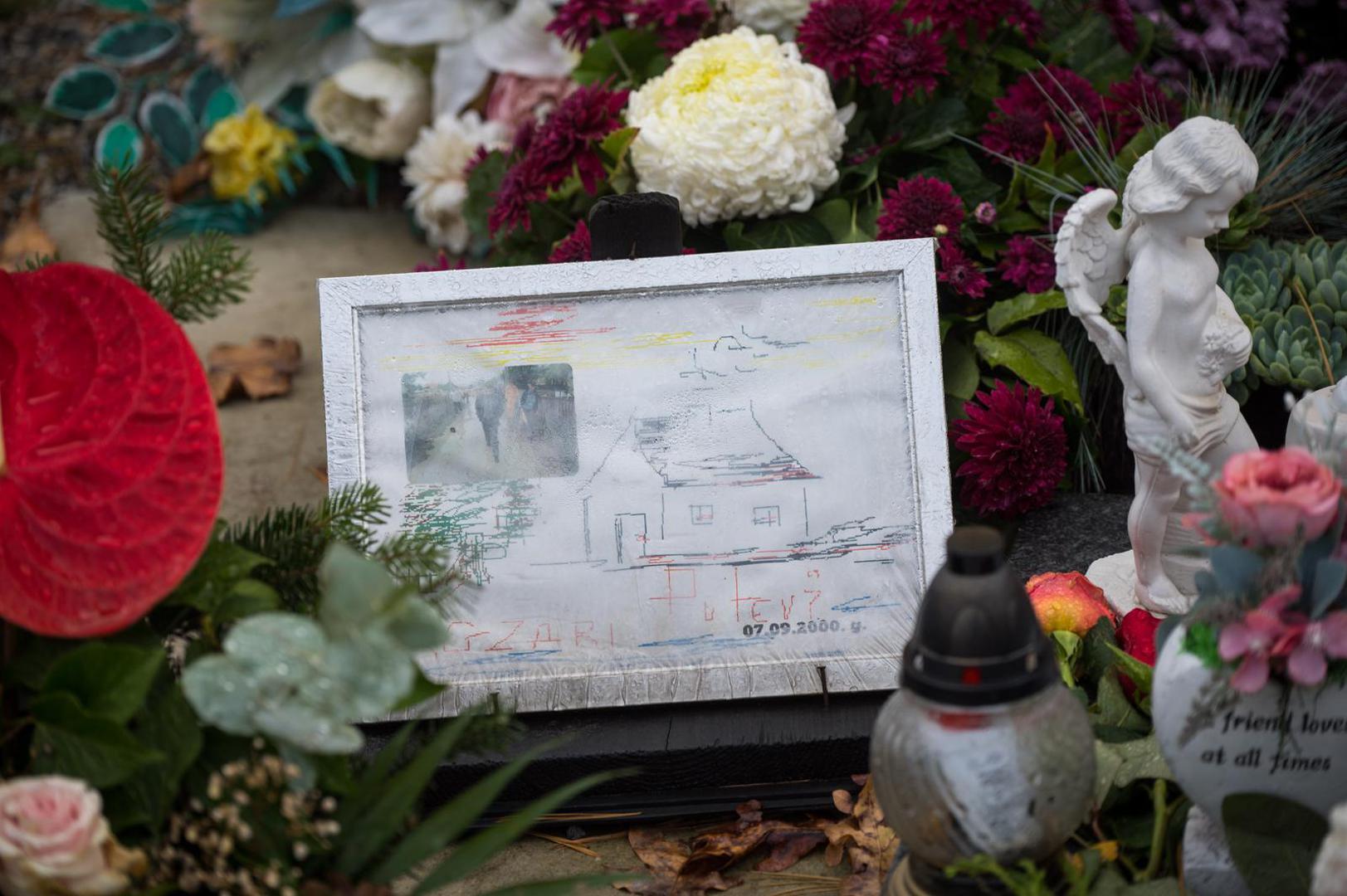 No, uz cvijeće i svijeće na Bandićevom grobu danas je mjesto našao i jedan uokviren crtež kuće.