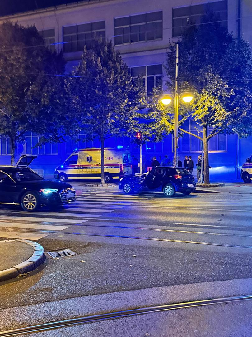 Za sada nije poznato kako je došlo do nesreće ni je li u njoj bilo ozlijeđenih. 