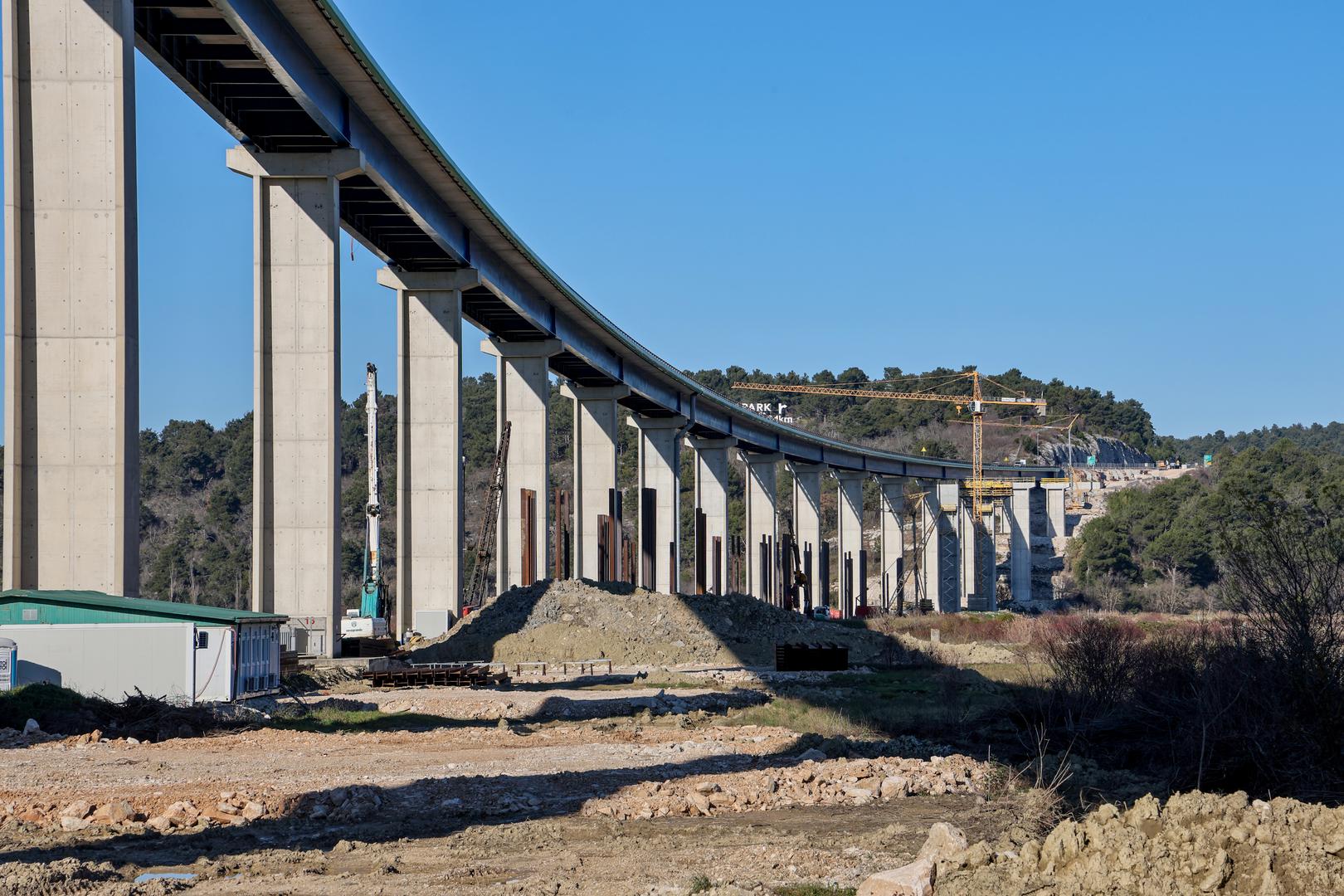 Kod Novigrada, na ušću Mirne radi se drugi takav most na Istarskom ipsilonu.

