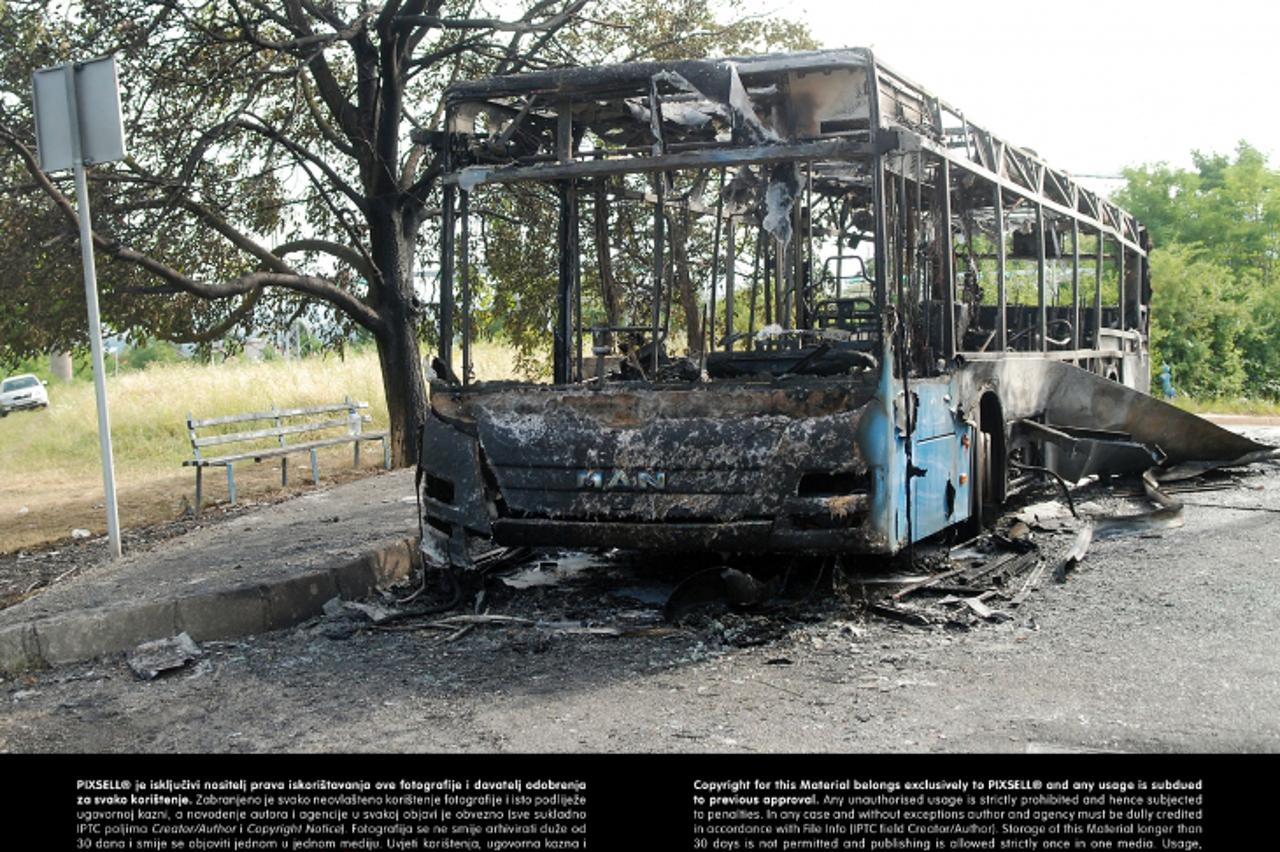 '29.07.2013., Zagreb - Autobus ZET-a na liniji Crnomerec - Bizek zapalio se tijekom voznje u ulici Bukovscak 25. Photo: Luka Stanzl/PIXSELL'