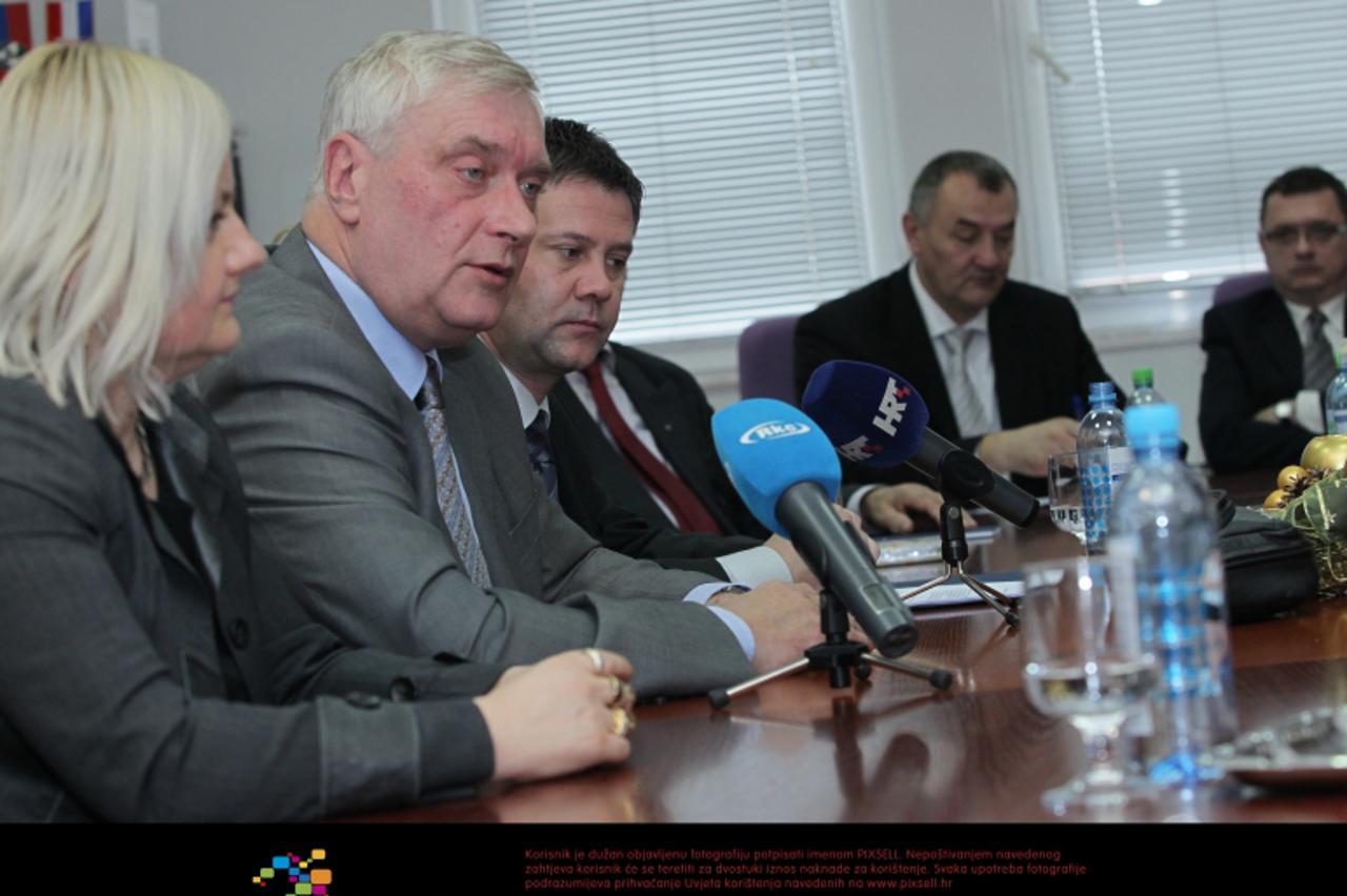\'22.12.2010., Koprivnica - Josip Friscic i predsjednik uprave Podravke Miroslav Vitkovic na sjednici HGK-a Koprivnicko-krizevacke zupanije. Photo: Marijan Susenj/PIXSELL\'