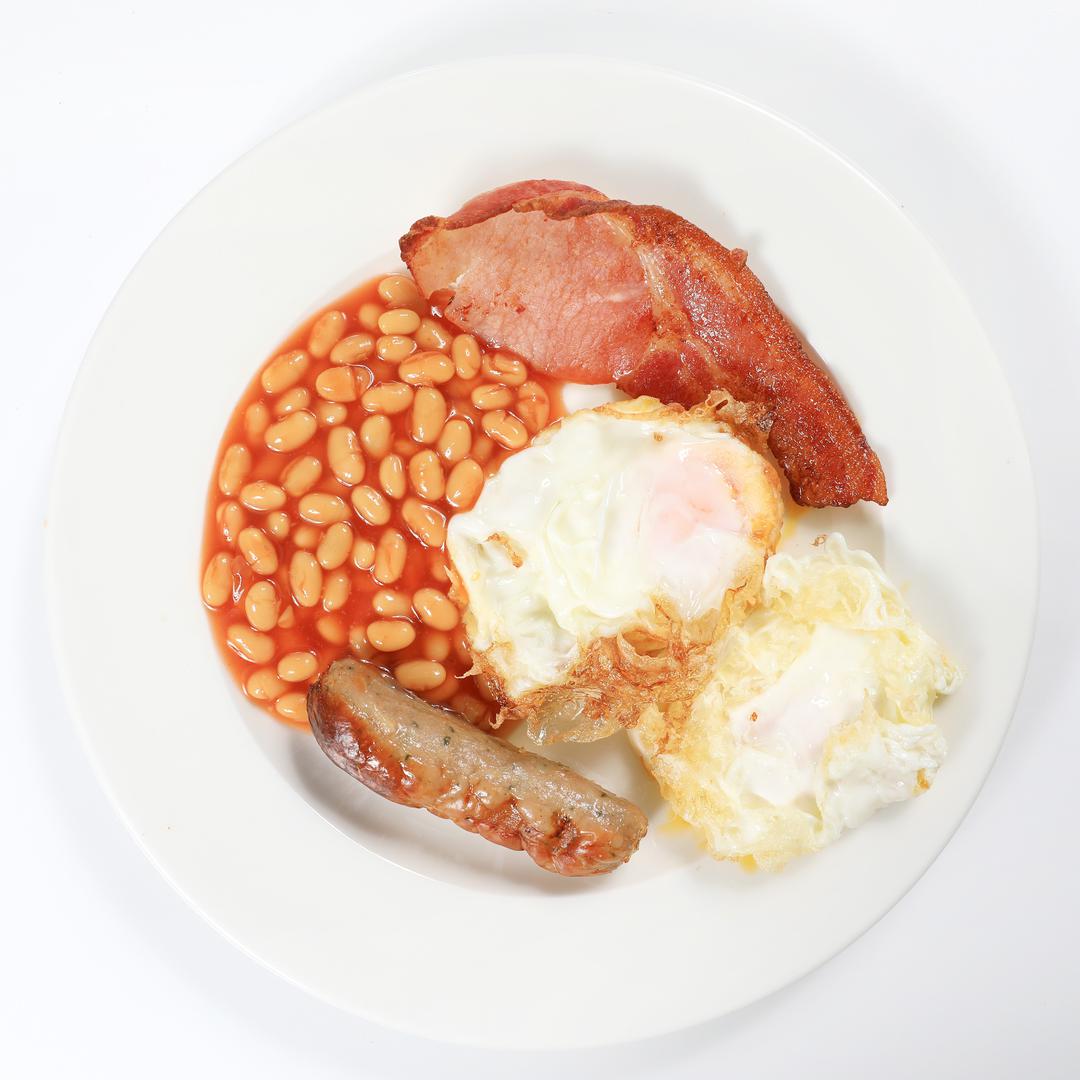 Jedete velike porcije hrane – Previše hrane na tanjuru može usporiti stvari u krevetu. Ako se prejedete, neće vam biti ni do čega, a kamoli do seksa. Stoga, ako planirate seksualni odnos, pazite što i koliko jedete.