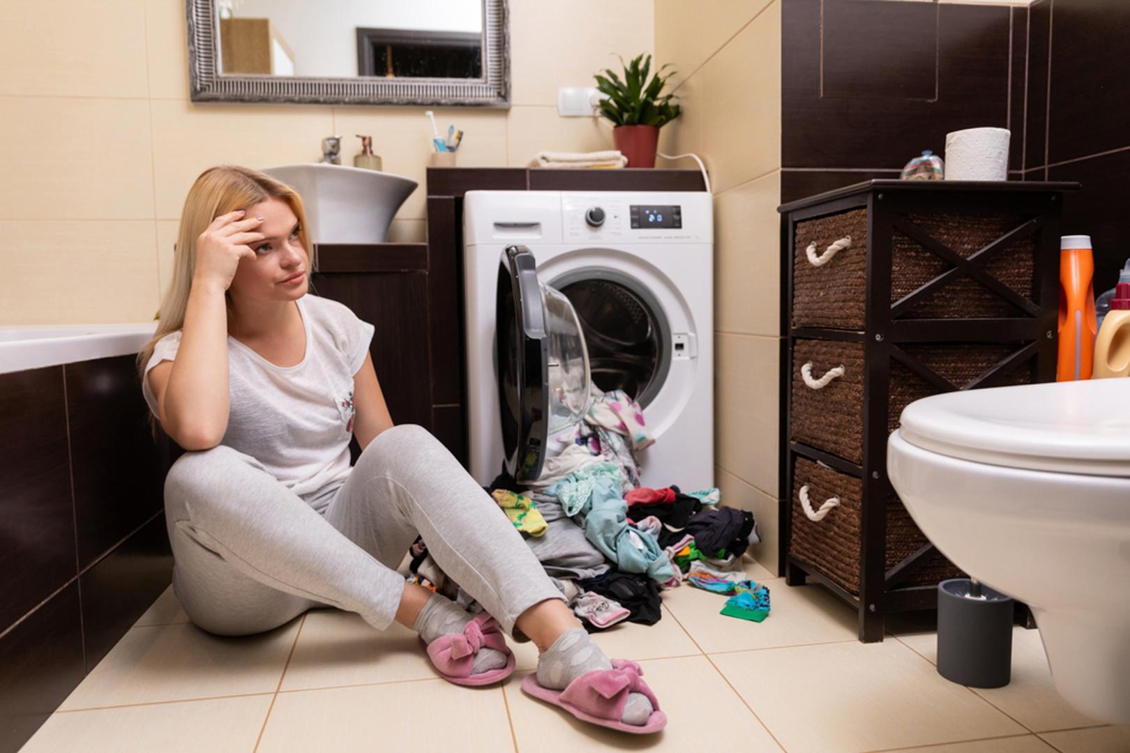 Ribe: Ribe su emotivne i maštovite, a praktične sitnice poput slaganja ormara lako im skliznu s radara. Kad im je glava puna osjećaja, kreativnosti ili briga, pospremanje im djeluje kao pregrub povratak u realnost. U njihovom prostoru često ćete pronaći 'meki kaos': dekice, svijeće, sitnice i hrpice koje čekaju 'bolji trenutak'.