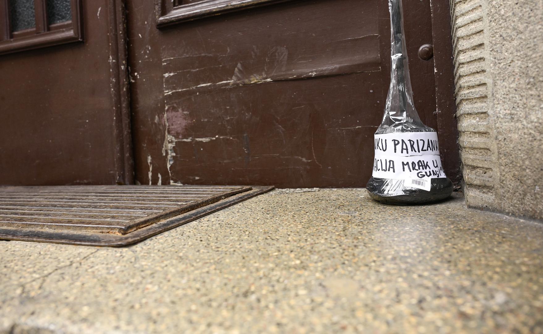 "Hrabrost je sve veća i na ulici, sve dok netko zaista i ne strada. Ali, niti onda neće biti kriv HDZ - odgovarat će svatko od njih nasilnika, običnih građana i čuditi se kako se neke stvari ipak ne smiju. Danas će se i pod mojim prozorom oriti razne pjesme (možda i koja reklama), no to apsolutno neće utjecati na moje političko djelovanje i borbu za jednu pristojnu i civiliziranu zemlju. To je samo simptom šireg problema u društvu, od čijeg rješavanja ne smijemo odustati", zaključila je. 