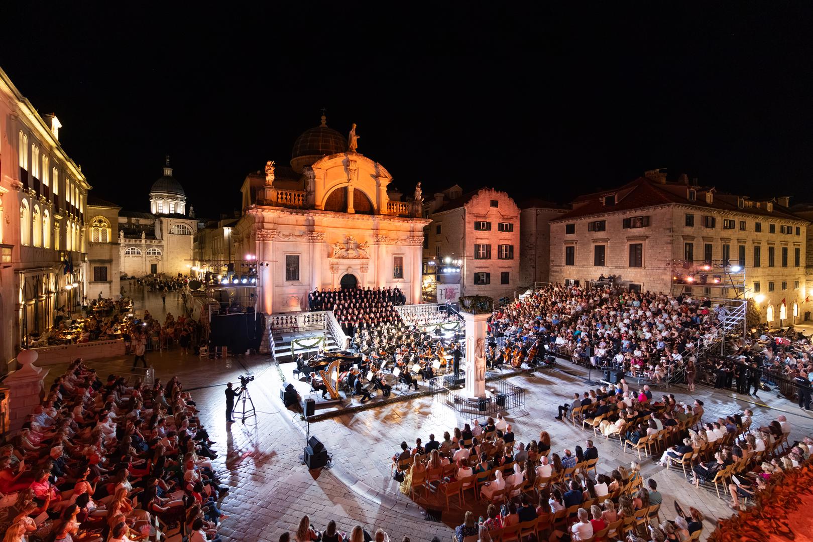 "Brojne nagrade, među kojima su International Classical Music Award i Opus Klassik, potvrđuju njegov ugled na svjetskoj glazbenoj sceni", ističe se
