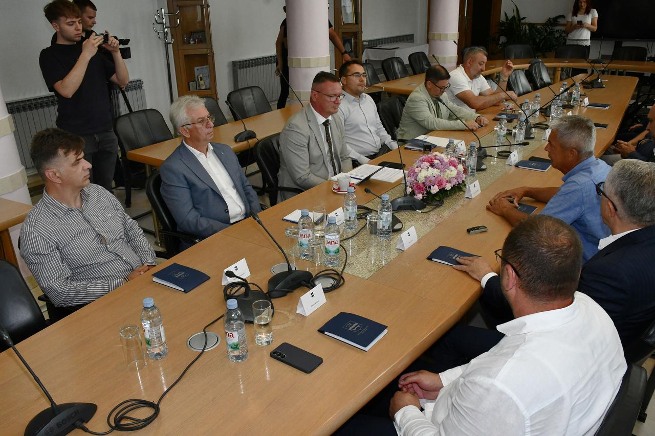 Slavonski Brod: Potpisivanje ugovora za izradu projektno-tehničke dokumentacije za izgradnju Braniteljskog centra u Bukovlju