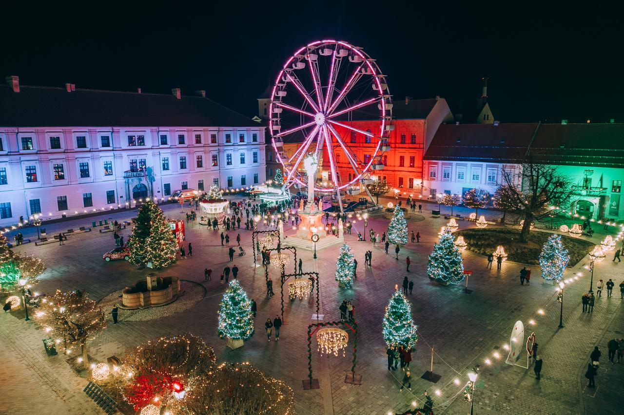 Osijek za vrijeme Adventa postaje čarobno mjesto gdje se radost osjeća na svakom koraku. Jeste li ga već posjetili?  🥰🎄