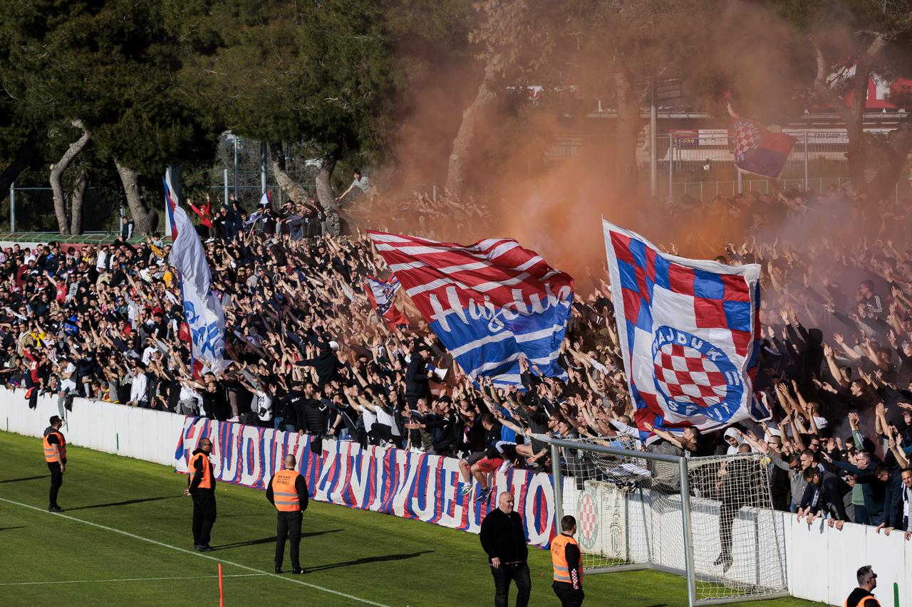 Split: Torcida došla na trening Hajduka kako bi dala podršku igračima pred derbi