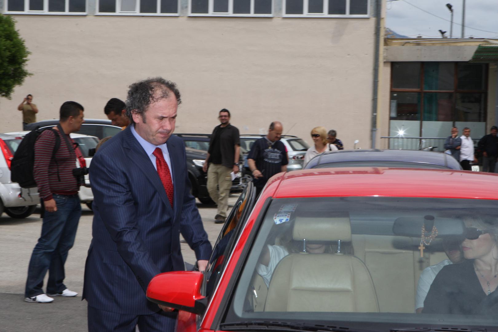 31.5.2009., Split - Zeljjko Kerum na biraliste stigao je sa svojom cijelom obitelji kako bi definirao sljedeceg gradonacelnika grada Split. Prije ulaska u biraliste dao je djecaku sto kuna, jer ga je zamolio.r"nPhoto: Ivo Cagalj/24sata