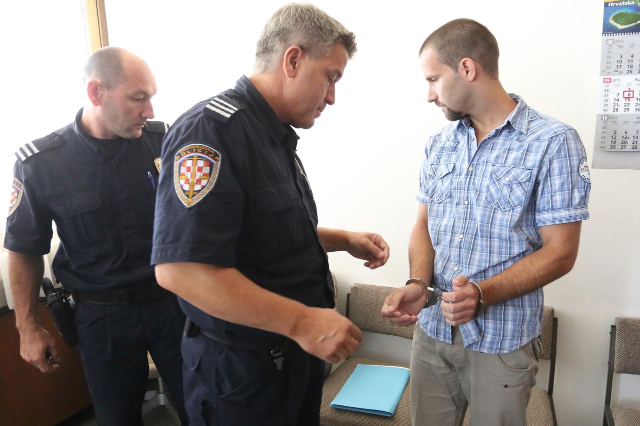 08.09.2015., Karlovac - Na Opcinskom sudu pocelo je sudenje policajcu Tomislavu Skukanu optuzenom za kradje po kucama dok su ukucani bili na sprovodima.  Photo: Kristina Stedul Fabac/PIXSELL