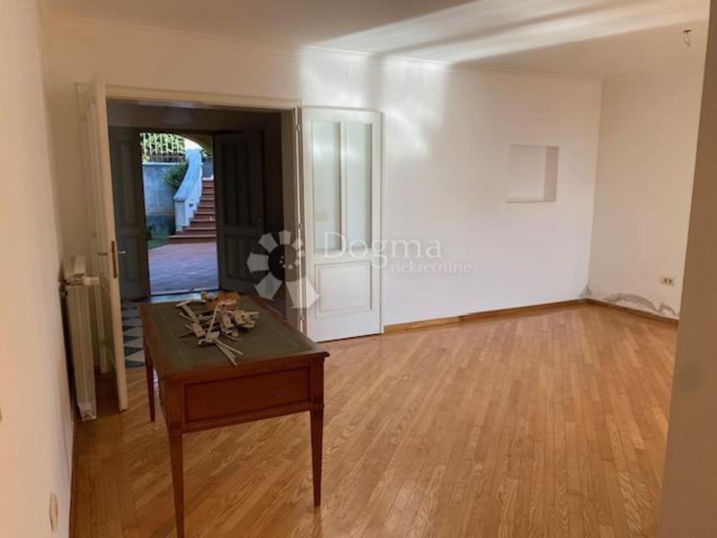 Unutarnje stubište vodi do kata na kojem se nalazi pet spavaćih soba. Kako piše u oglasu, jedna od njih je master bedroom s vlastitom kupaonicom i „walk-in closetom”, odnosno garderobnom sobom, dok preostale četiri sobe dijele dvije kupaonice i dodatni garderobni ormar.