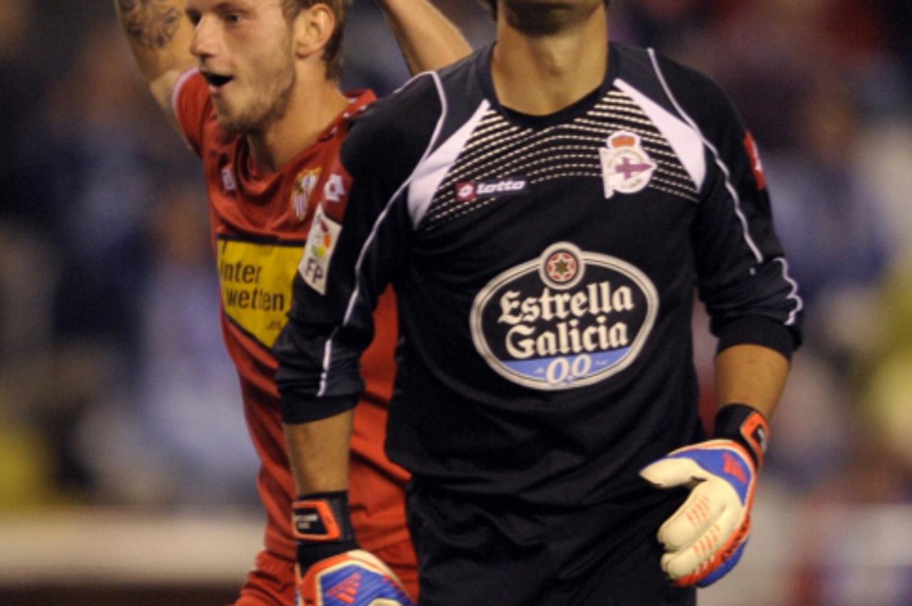 'Sevilla\'s Croatian midfielder Ivan Rakitic (L) celebrates next Deportivo Coruna\'s goalkeeper Daniel Aranzubia (R) after scoring a goal during the Spanish league football match Deportivo vs Sevilla 