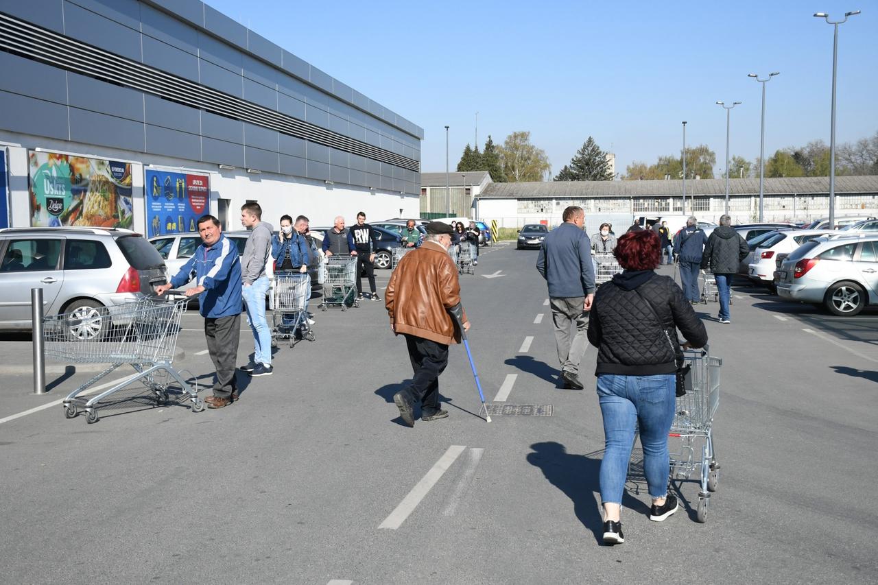 Gužve ispred trgovina