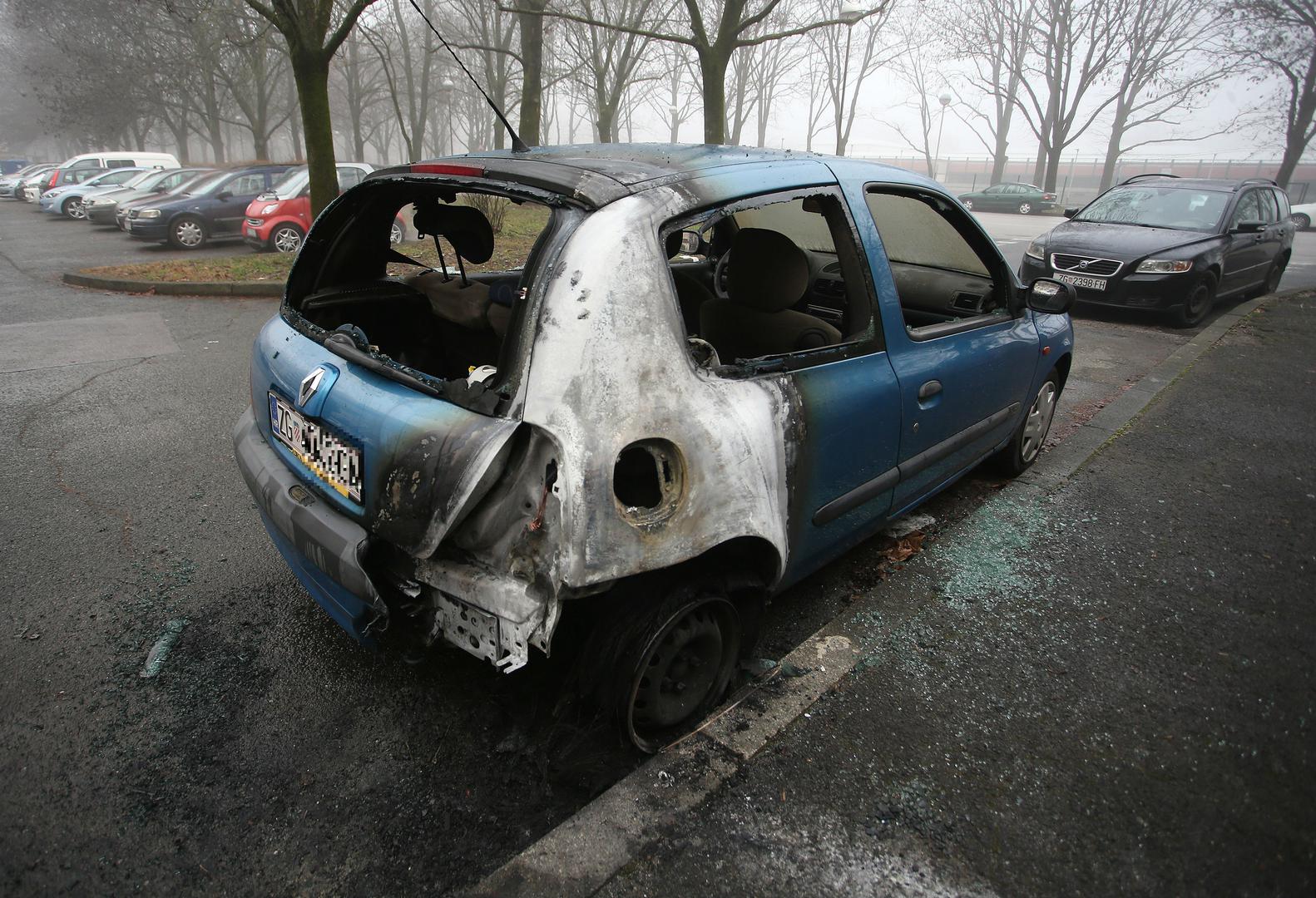 Kako pišu 24 sata automobil je u vlasništvu 43-godišnje žene, a bio je parkiran na parkiralištu ispred zgrade. 