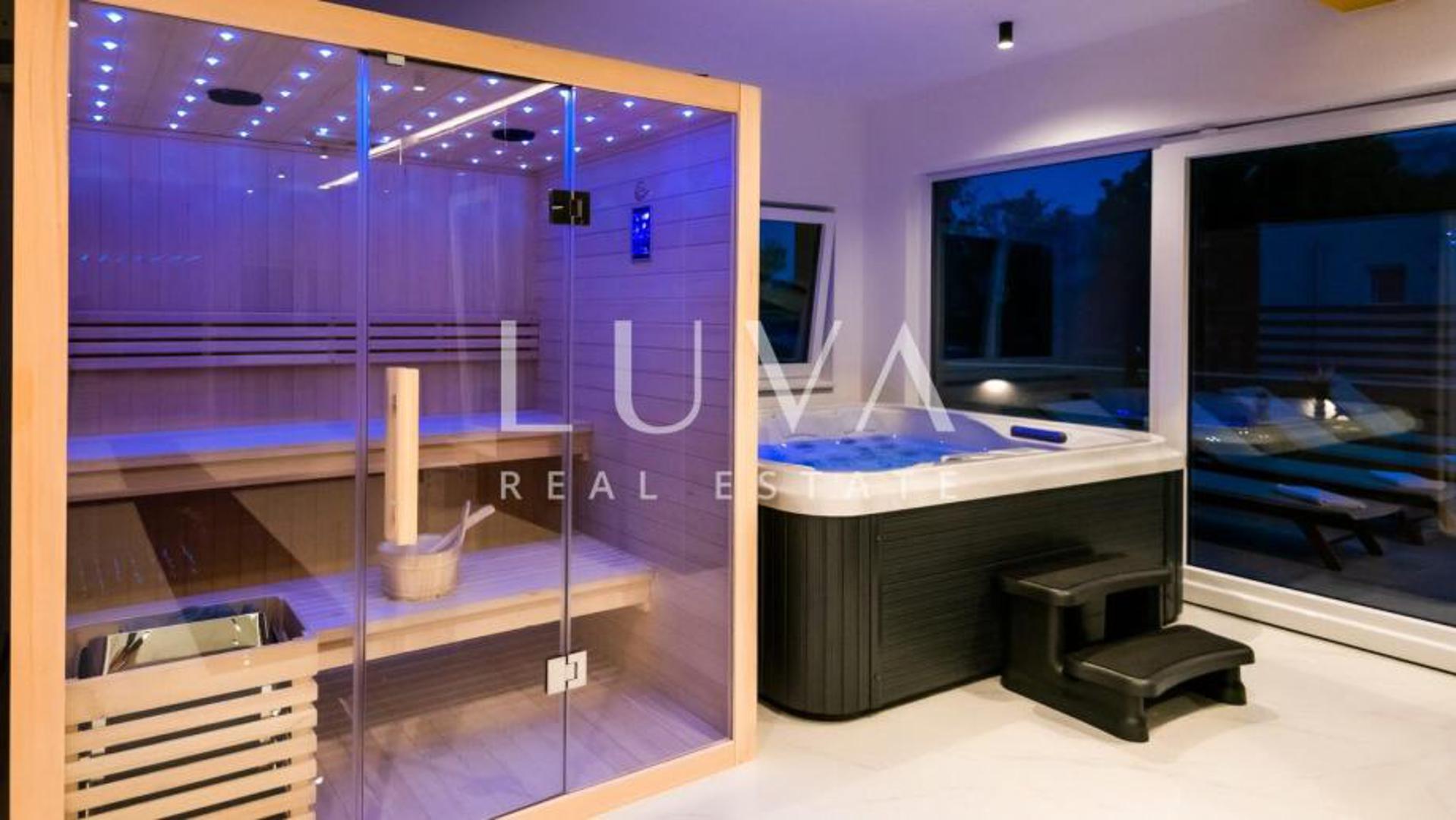 Na ograđenom posjedu od 450 m², koji jamči mir i privatnost, vila nudi čak četiri prostrane spavaće sobe – svaka sa svojom vlastitom kupaonicom. Idealno za obitelj ili društvo koje voli udobnost i svoj osobni prostor.