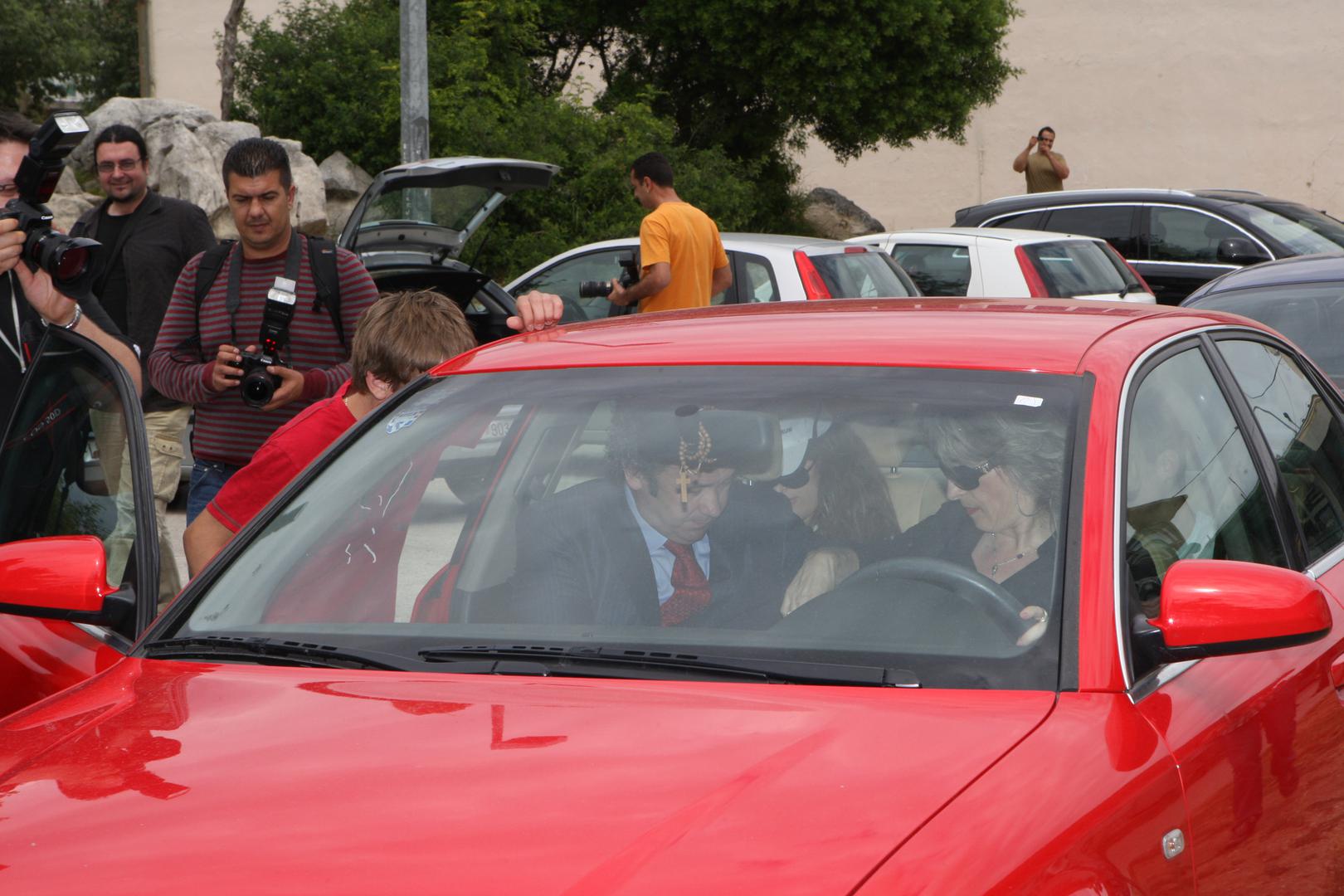 – Ne želim povrijediti ni djecu, ni suprugu, ni rodbinu, ali moram to ovako kazati: napuštam suprugu. Pet godina sam u ljubavnoj vezi s mladom Fani Horvat s kojom očekujem i dijete – rekao je Kerum i svojim riječima šokirao sve prisutne i gledatelje. 