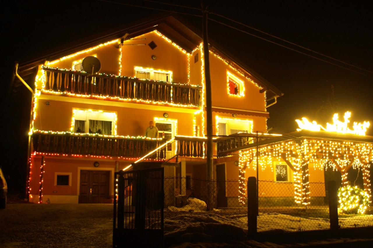 '26.12.2010. Hromec, Durmanec - Obitelj Pavic iz Hromca vec nekoliko godina za redom ukrasi cijelu kucu bozicnim lampicama. Photo: Matija Topolovec/PIXSELL'