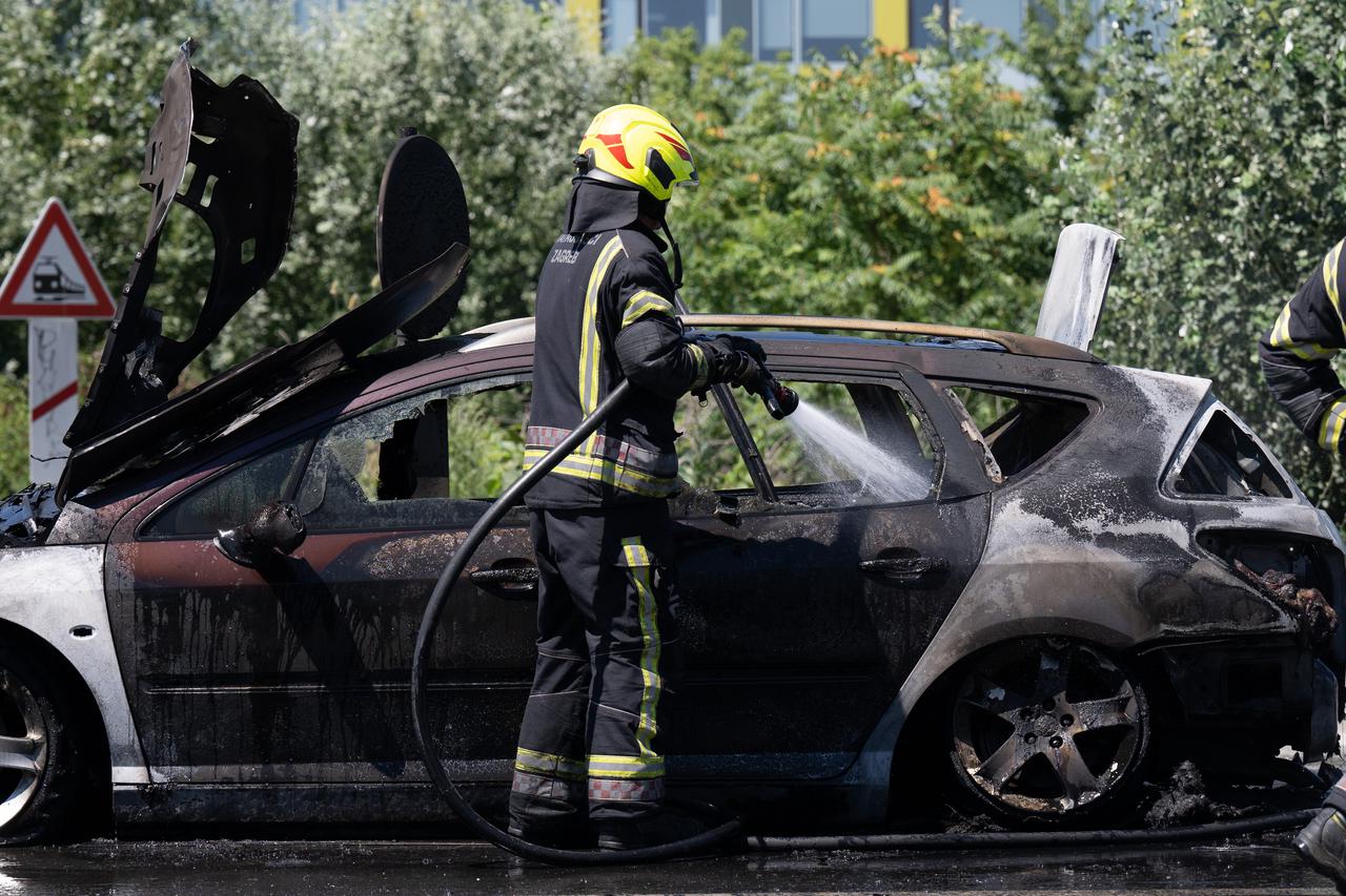Zagreb: Vatrogasci stigli na Slavonsku aveniju gdje je gorio auto
