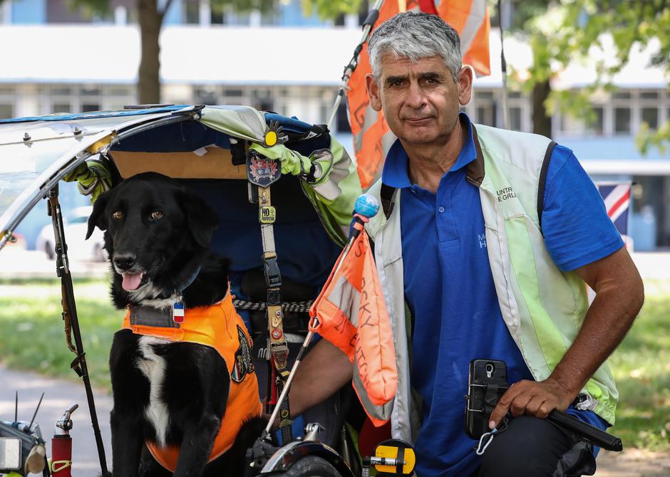 Martin Hutchinson sa psom putuje svijetom svojim biciklom i promovira ideju ekologije