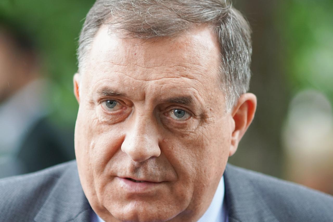 Banja Luka: Milorad Dodik s maskom na licu glasovao na parlamentarnim izborima