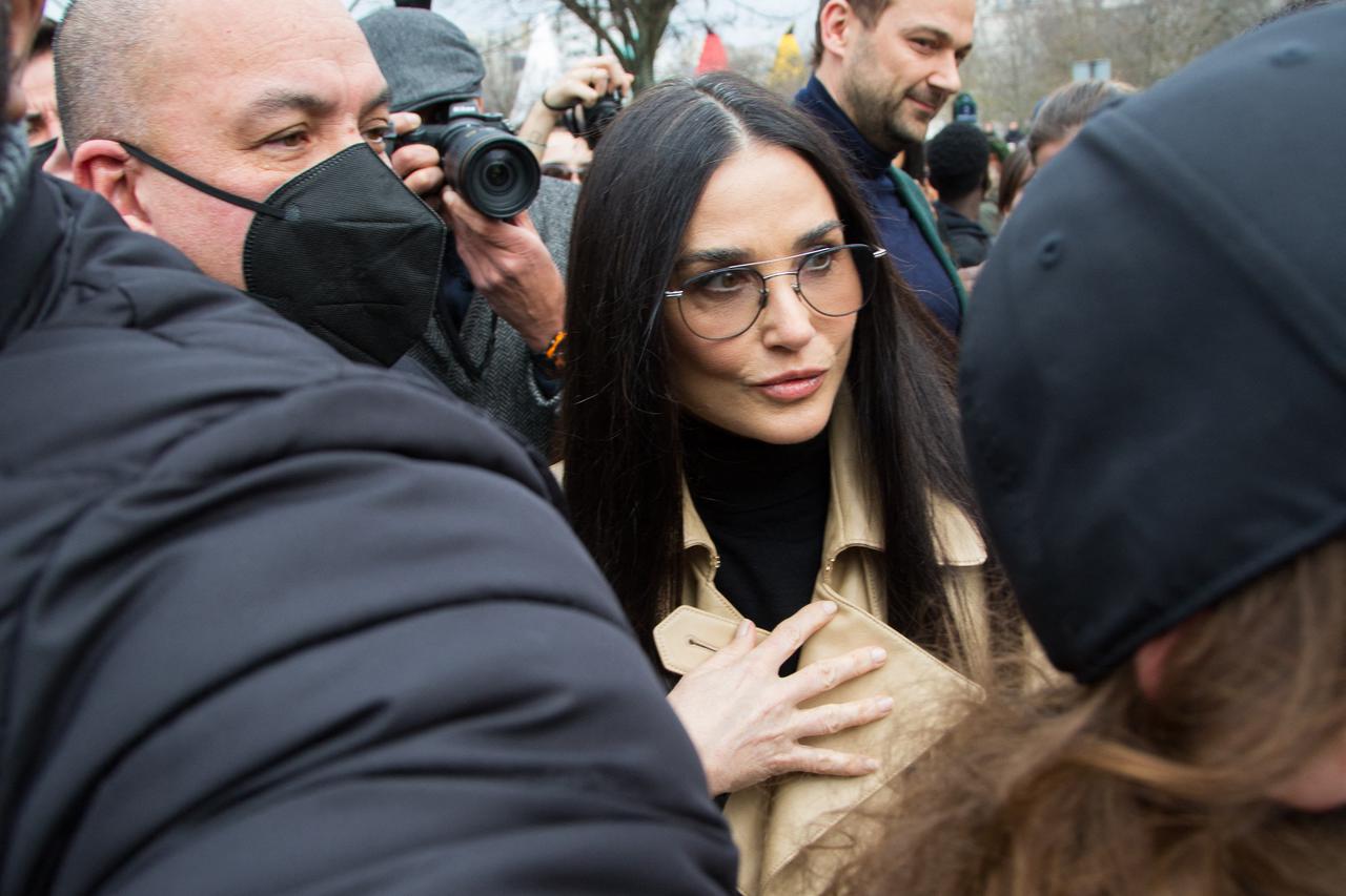 PFW - Chloe - Outside Arrivals - Womenswear Fall-Winter 2022-2023 NB