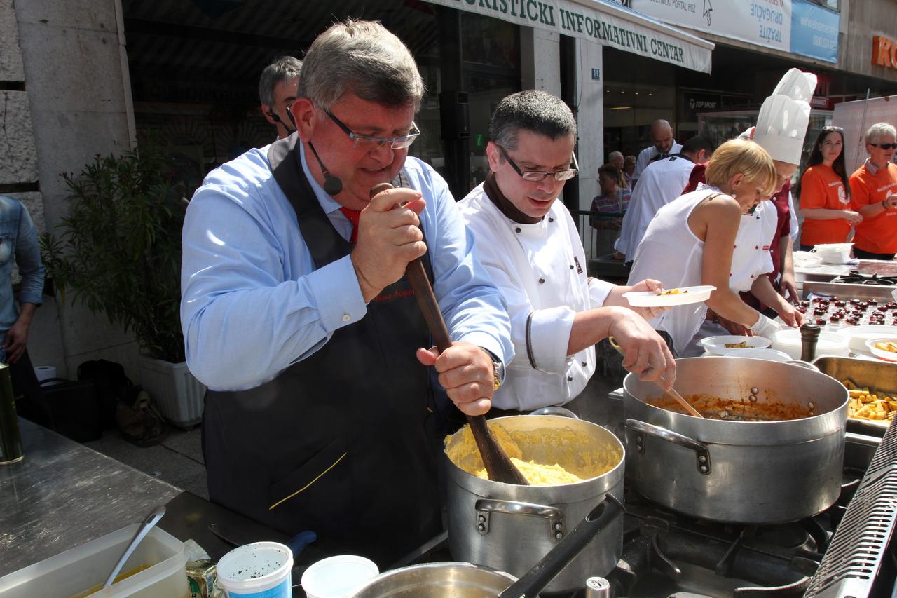 02.06.2015., Rijeka - Ri gastro, Tjedan tresanja i srdela. Rijecki kuhari i Vojko Obersnel na Korzu gradjanima kuhaju jela sa srdelama, palentom i kolace sa tresnjama. Prihod od prodanih jela ide u korist Socijalne samoposluge. Photo: Goran Kovacic/PIXSEL
