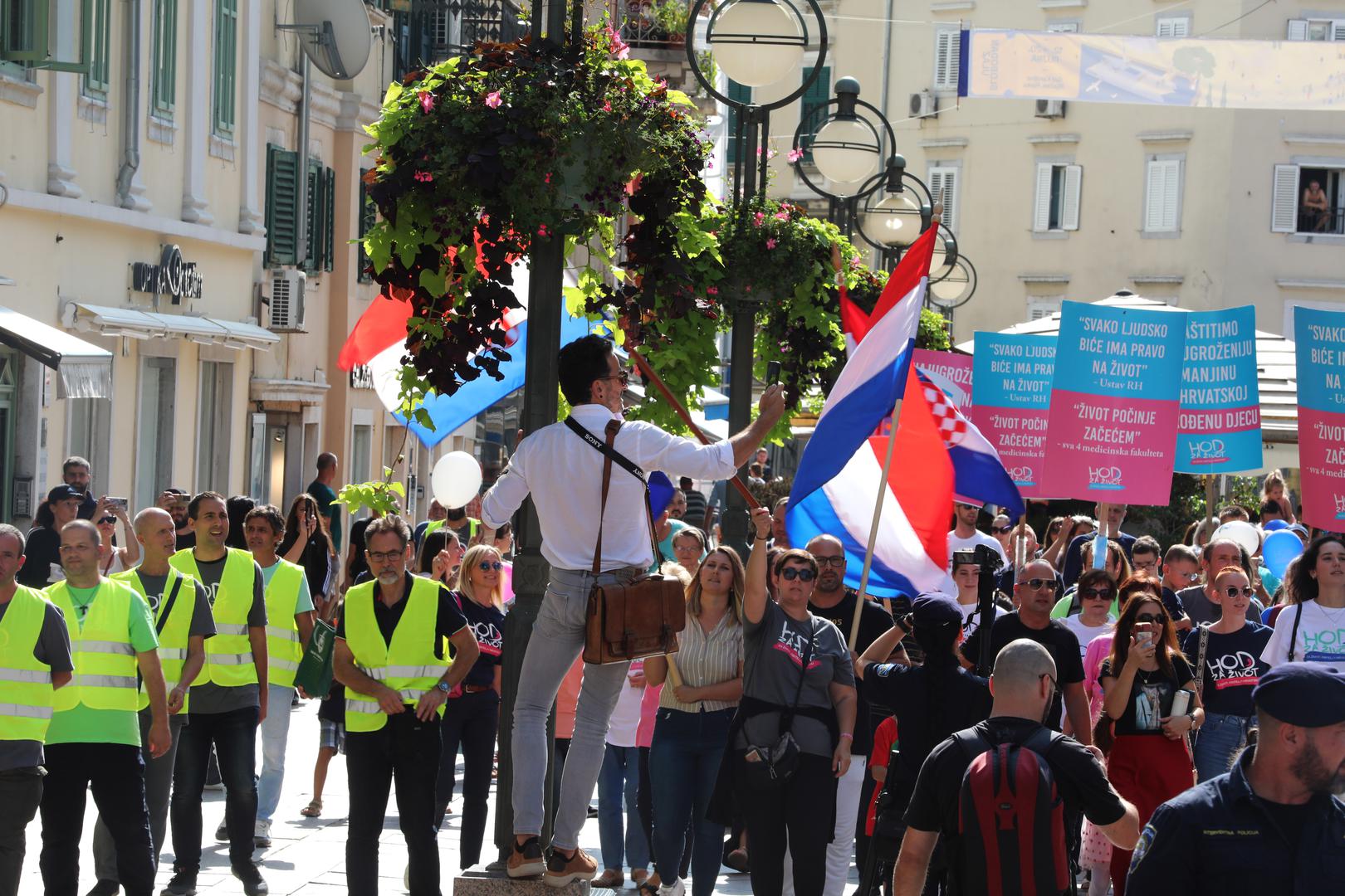 Povorka Hoda za život kretala se od Jelačićevog trga, preko Korza do Jadranskog trga, dok se povorka Hoda za slobodu istodobno kretala drugom trasom, od Jadranskog trga, preko Rive do Delte.

