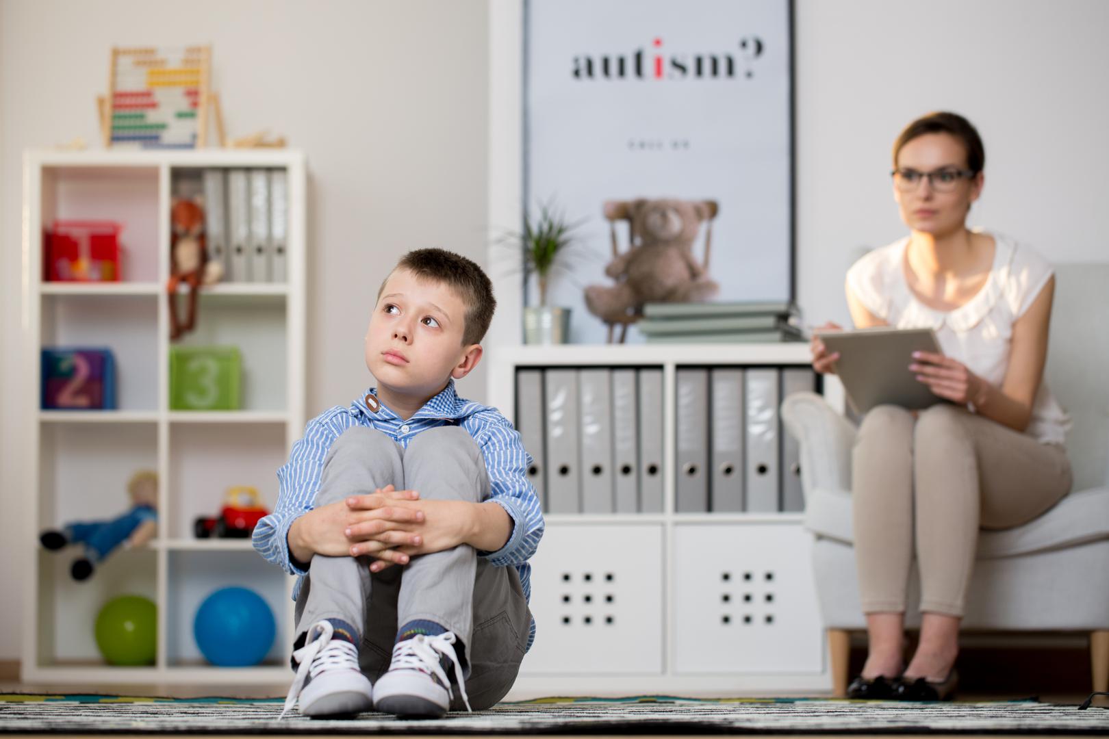 Poremećaji autističnog spektra (ASD) obuhvaćaju niz poremećaja rane dječje dobi kojima je uzrok nepoznat, a odnose se prvenstveno na društvene, komunikacijske i bihevioralne probleme