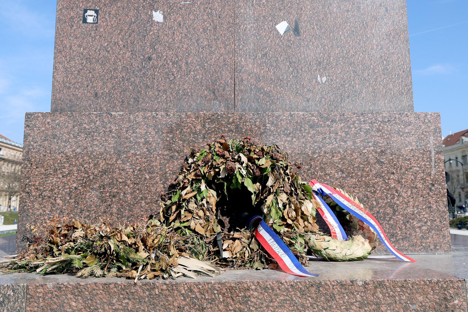 Danas, tri mjeseca kasnije, isti vijenci cvijeća ondje stoje osušeni, bez boje i oblika.