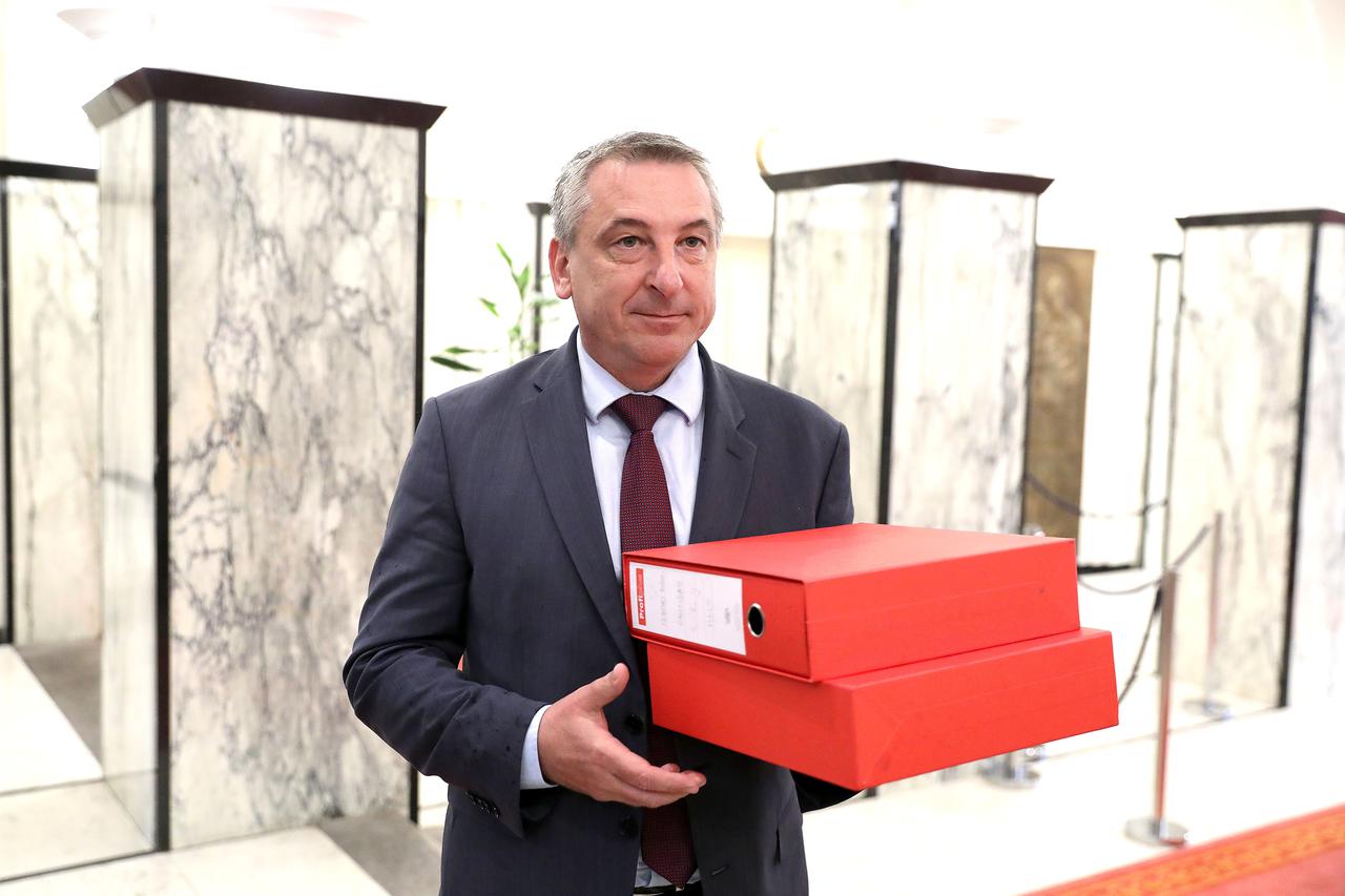 Zagreb: Predrag Štromar s kolegama predao listu za parlamentarne izbore