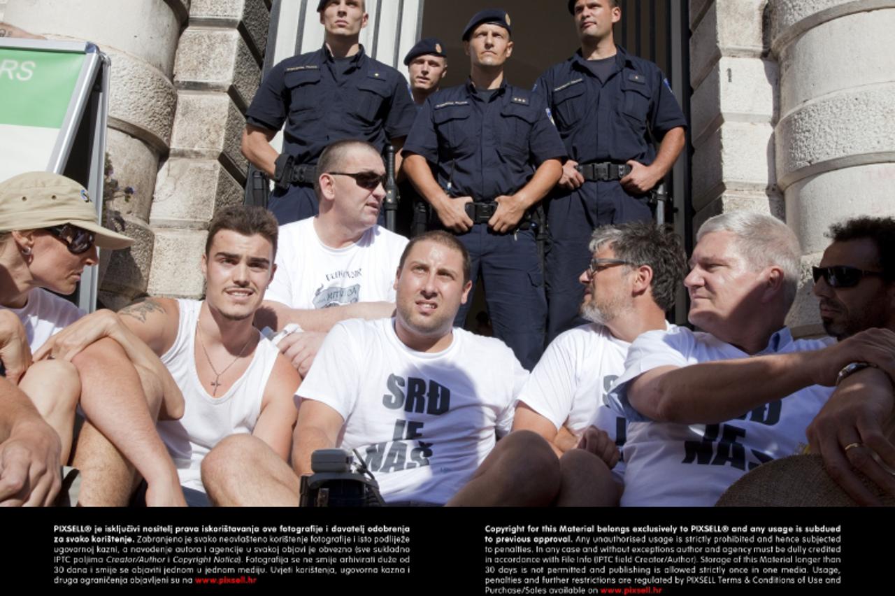'30.07.2013., Dubrovnik - Oboruzani transparentima, clanovi inicijative Srdj je nas blokirali su ulaz u Gradsku vijecnicu u kojoj je trebalo biti odrzano glasanje o projektu izgradnje golf terena na S