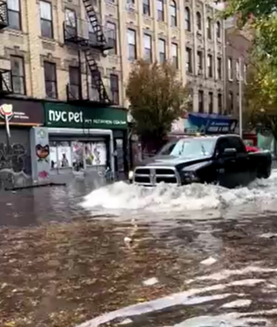 Nacionalna meteorološka služba također je izdala upozorenja na poplave na obali za dijelove Bronxa, Brooklyna i Queensa.