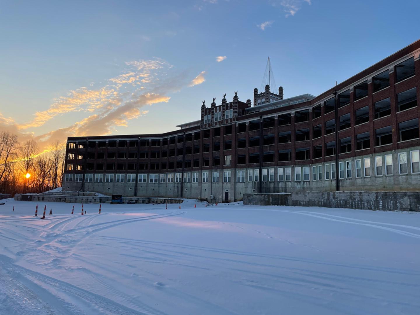 Waverly Hills Sanatorium, SAD: Nekadašnja bolnica za oboljele od tuberkuloze svjedočila je tisućama smrti. Najpoznatija je po 'tunelu smrti' kroz koji su iznosili tijela preminulih pacijenata. Posjetitelji su svjedočili o susretima s duhovima medicinskih sestara, čuju dječji smijeh i vriske te viđaju sjene koje se kreću hodnicima na petom katu.