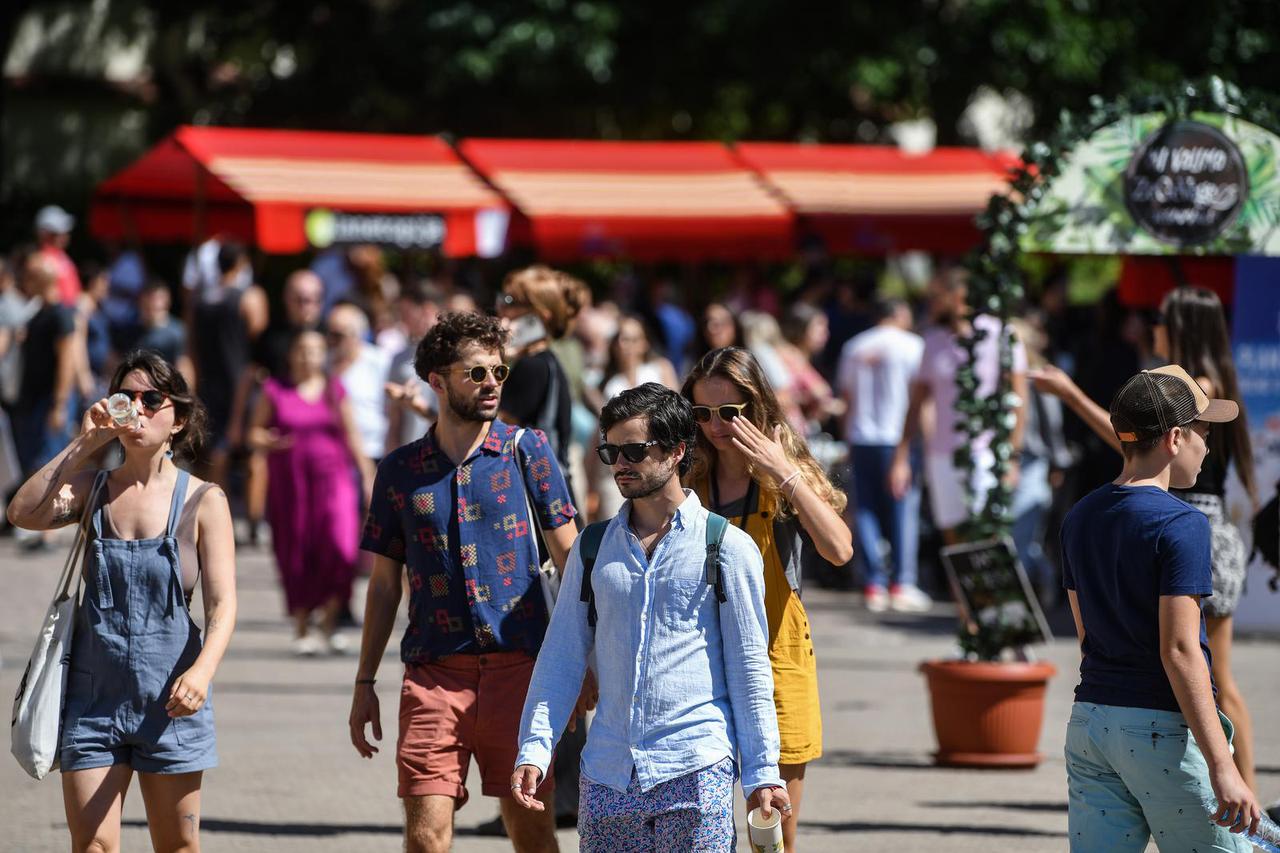 Zagreb: Subotnje sunčano i toplo popodne izmamilo je građane u centar