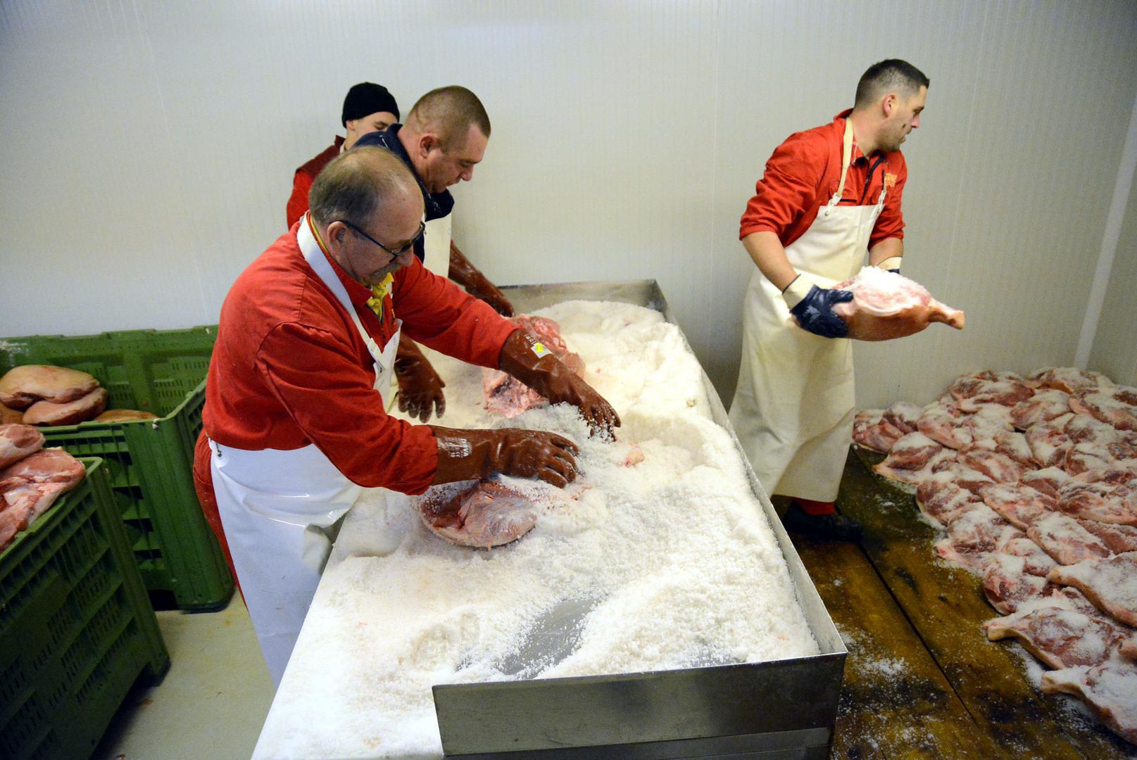 Pršutana Puntica d.o.o. osnovana je 1994. godine s ciljem proizvodnje i prodaje suhomesnatih proizvoda. 