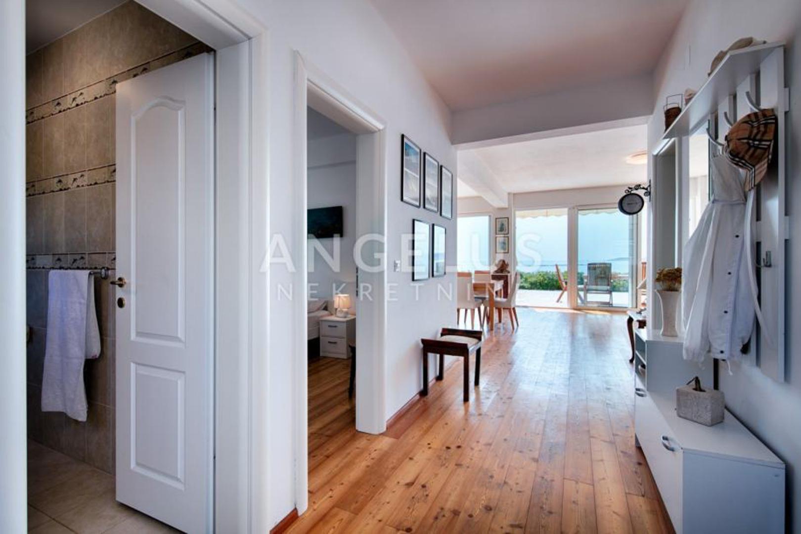 Na okućnici je osigurano parkiralište s kapacitetom za četiri vozila. Kuća ima energetski razred A i prodaje se potpuno opremljena i namještena. Više informacija o ovoj nekretnini možete pogledati na Njuškalo.hr.