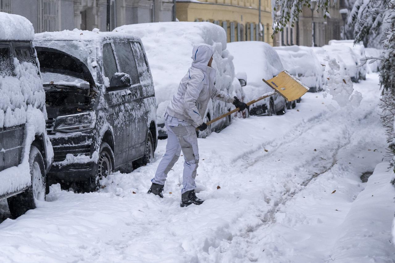 Muenchen okovan snijegom, javni prijevoz i zra?na luka u problemima