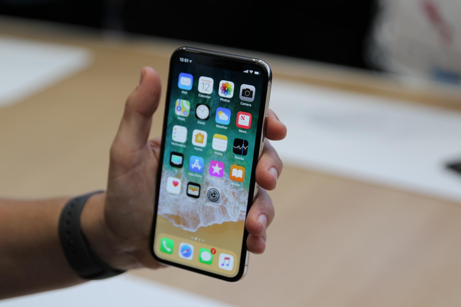 Sigurnost i privatnost

U travnju 2016. godine Apple je prijavio patent iz kojeg se vidi da razmišljaju o sigurnosnoj postavci koja bi pohranila biometričke podatke (otiske prstiju, audio, video i fotografije) od osoba koje pokušaju ukrasti vaš iPhone.

Tu je i patent koji bi se koristio kako bi se zaštitilo vlasnike uređaja kada su u opasnosti. Mobitel bi uz pomoć senzora utvrdio kada se korisnik nalazi u opasnosti poput fizičkog napada ili prometne nesreće te bi sam poslao poziv u pomoć.