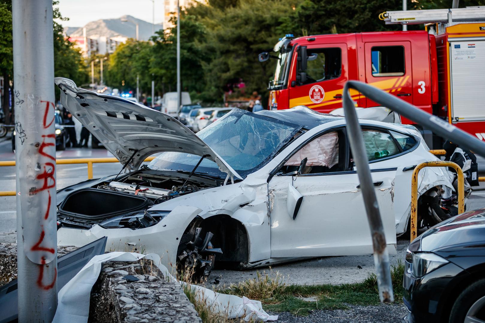 Vozač Tesle prošao je s lakšim ozljedama.