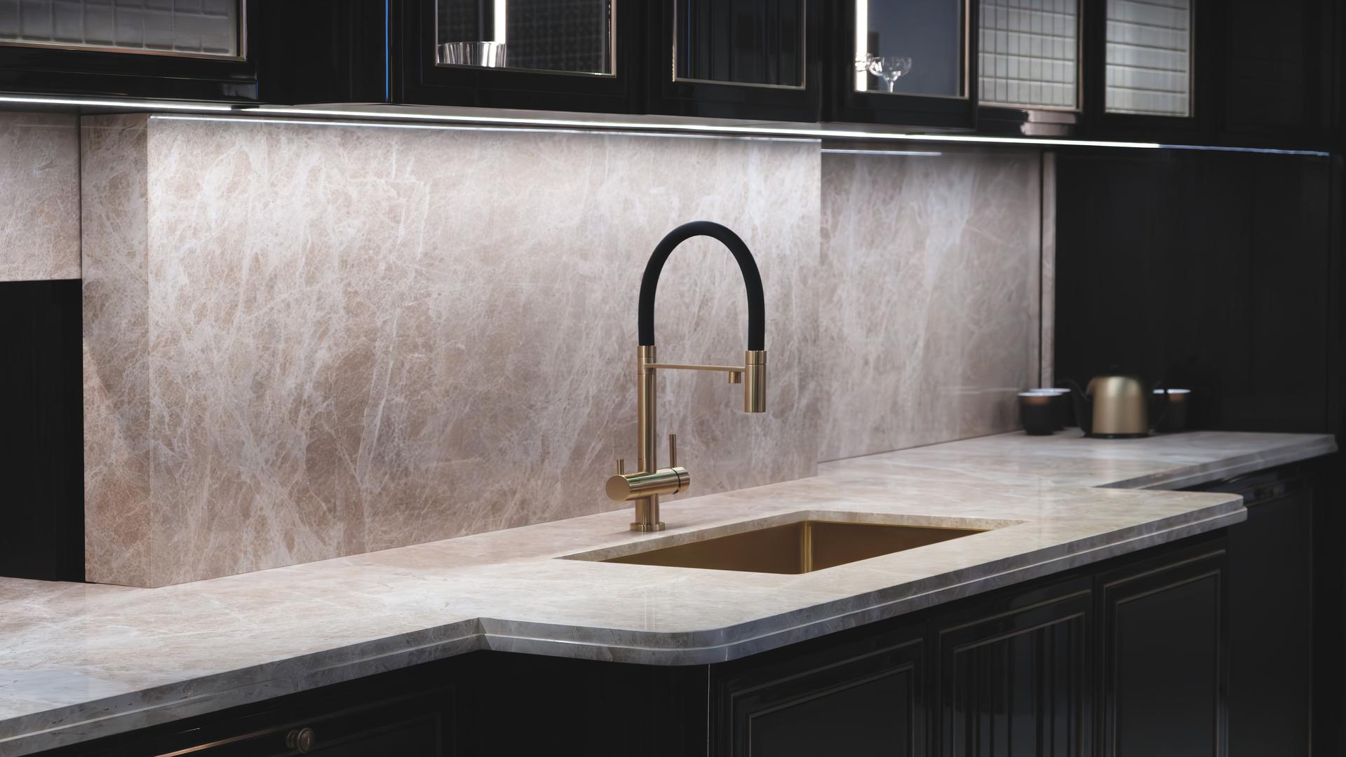 Granitne, mramorne i kvarcne radne ploče: Skupi kamen može izgledati grubo, ali ocat može oštetiti površinu ovih materijala, ostavljajući mutne mrlje koje se ne mogu ukloniti. "Vidio sam prekrasne granitne kuhinje koje su uništili dobronamjerni vlasnici koji su mislili da je ocat nježniji od komercijalnih sredstava za čišćenje. Primijetili ste bijele mrlje nakon čišćenja? To je trajno oštećenje kamena koje zahtijeva profesionalnu obnovu ili potpunu zamjenu", rekao je Smith. Umjesto octa, za svakodnevno čišćenje koristite pH-neutralno sredstvo za kamen ili jednostavno toplu vodu i krpu.