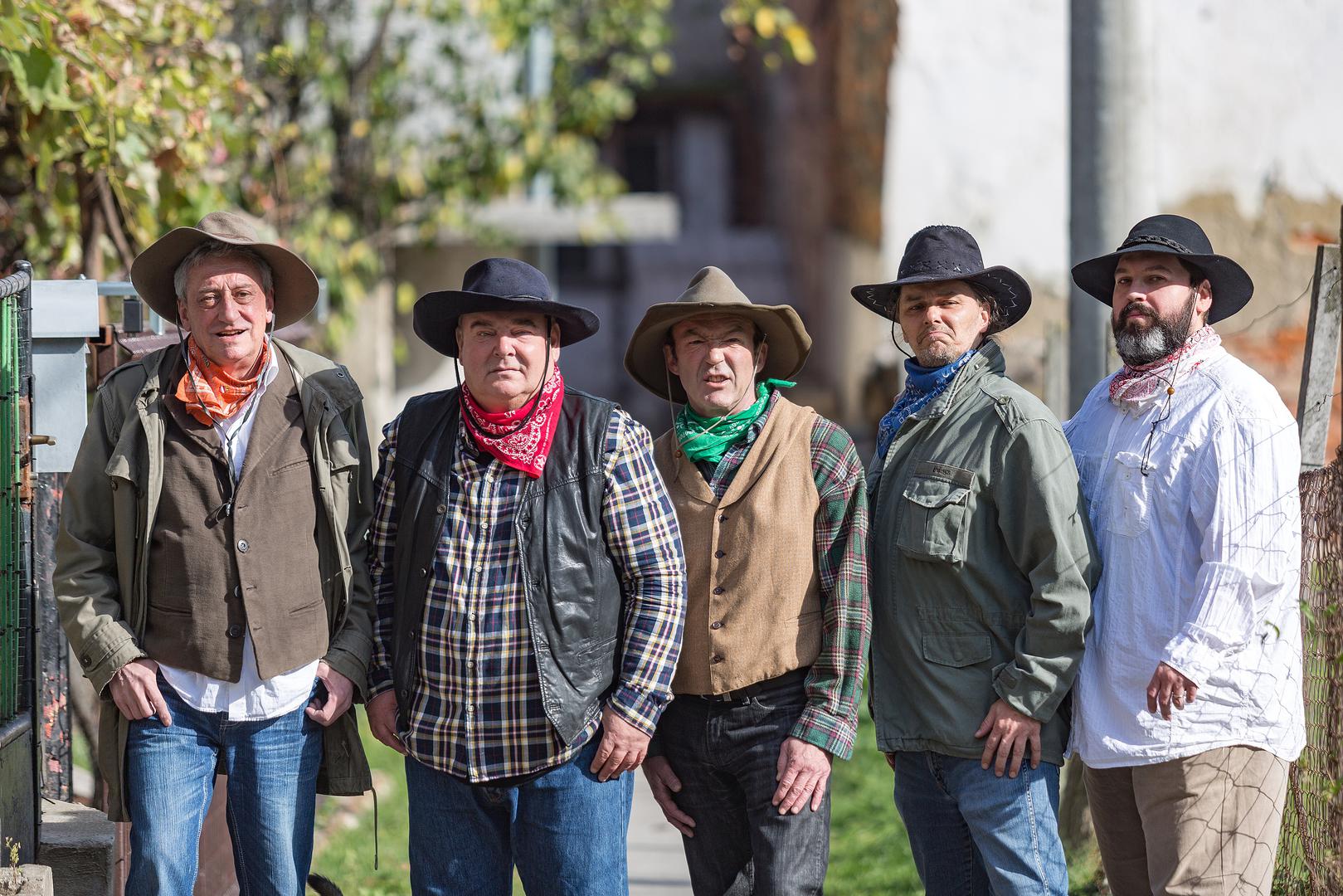 Na fotografiji nedostaje Željko Bilen koji je glumio Štefeka Vrageca. Bilen je, nažalost, tragično preminuo prije 14 godina. 