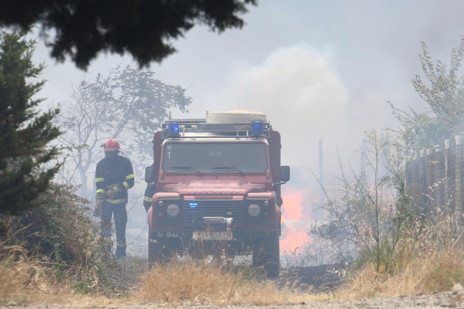 13.07.2023.,Sibenik - U gašenju požara otvorenog prostora koji je izbio na lokaciji Grebaštica u Šibensko-kninskoj županiji, trenutno sudjeluje 79 vatrogasaca sa 28 vatrogasnih vozila, Intervencijska vatrogasna postrojba Šibenik, 3 protupožarna zrakoplova Canadair CL-415, 2 protupožarna zrakoplova Air Tractor. Photo: Hrvoje Jelavic/PIXSELL