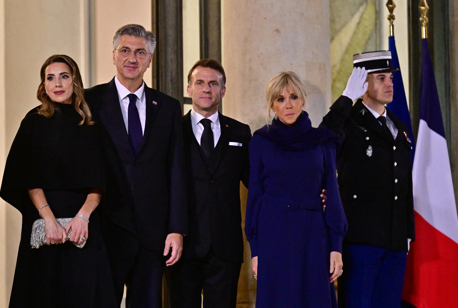 Haljina do gležnja bez rukava, s detaljem kristalića oko vrata i krojem koji izdužuje figuru, bila je baza looka na kojoj se sve dalje gradilo.