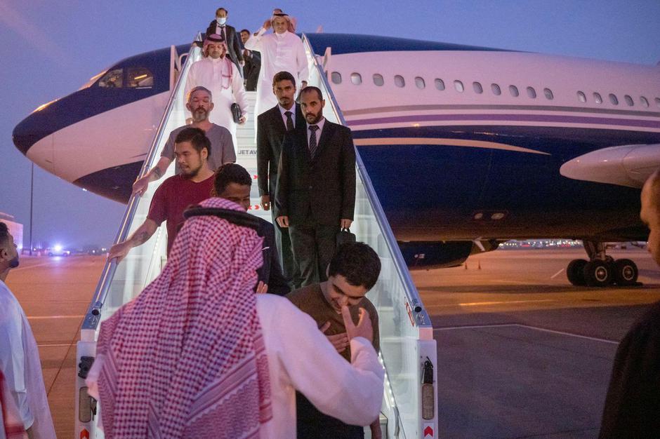 A plane carrying 10 prisoners of war (five British citizens, one Moroccan, one Swede, one Croat, and two Americans) are seen arriving, following successful mediation efforts by Saudi Arabia’s Crown Prince Mohammed bin Salman, from Russia to King Khalid I