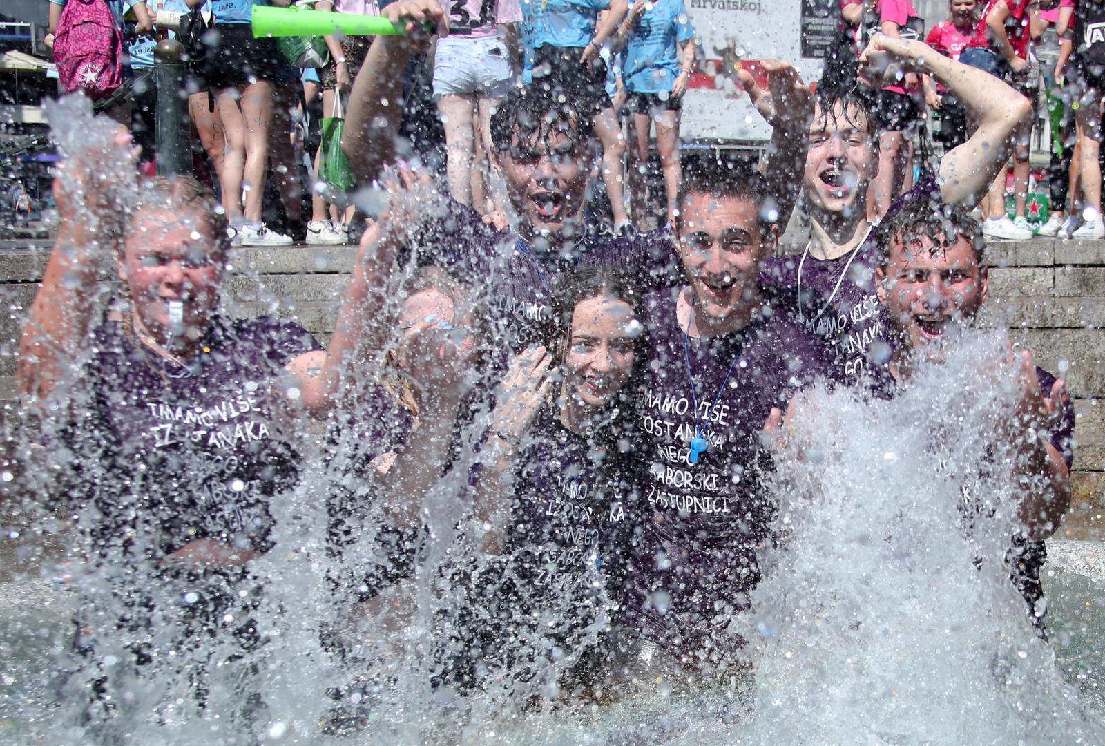25.05.2022., Zagreb - Brojni maturanti u gradu obiljezavalju kraj svog srednjoskolskog obrazovanja pjesmom i nezaobilaznim kupanjem u fontanama. Photo: Sanjin Strukic/PIXSELL