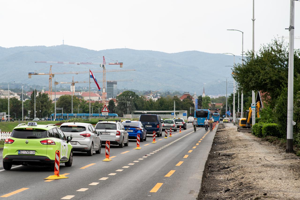 Zagreb: Radovi na izgradnji biciklističke staze u Ulici Hrvatske bratske zajednice