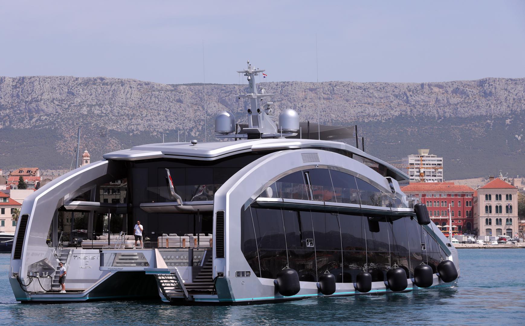 his Is It je već nagrađivana u svijetu nautike, a osim futurističkog izgleda, nudi iznimnu udobnost za do 12 gostiju, koji su smješteni u 6 luksuznih kabina.