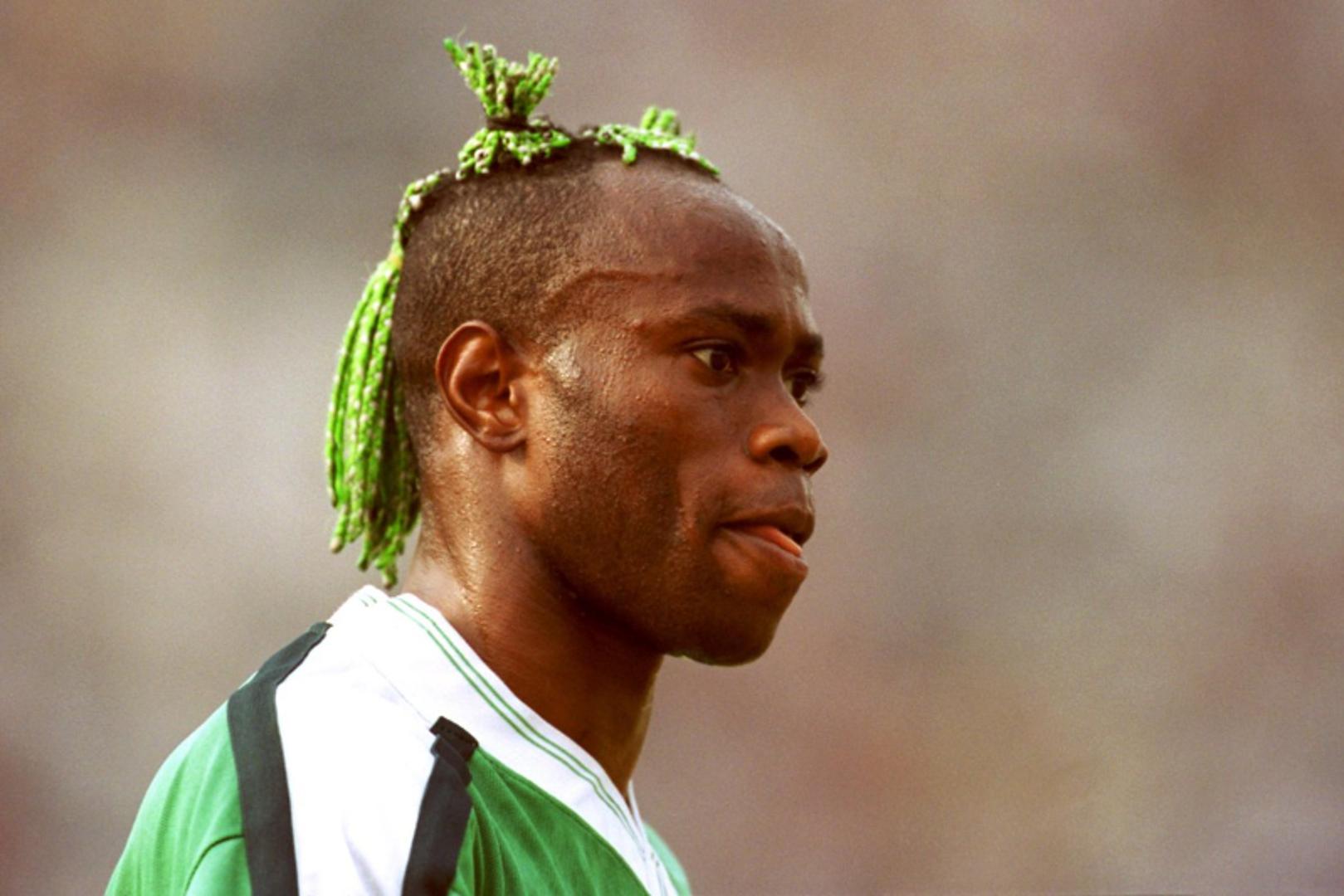 Jedna od najpoznatijih neobičnih frizura u svijetu nogometa je ona koju je nosio nigerijski branič Taribo West. Na prijelasku iz 20. u 21. stoljeće West je oduševljavao ili ogorčavao nogometnu javnost svojim zanimljivim izborima, ovisno o tome kog pitate, a njegova frizura s mješavinom obrijane glave i zelenih pletenica je nešto o čemu se i danas priča.